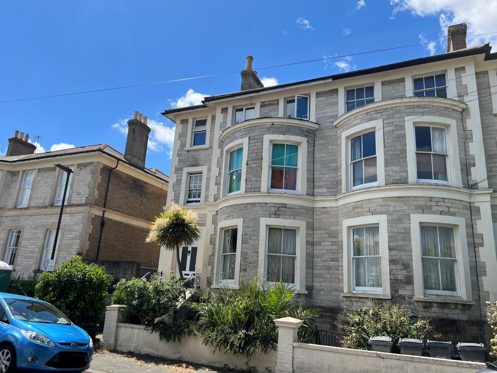 Lot: 97 - FREEHOLD BLOCK OF SIX FLATS FOR INVESTMENT WITH PARKING TO THE REAR - A look at the alternative aspect of the front of the block
